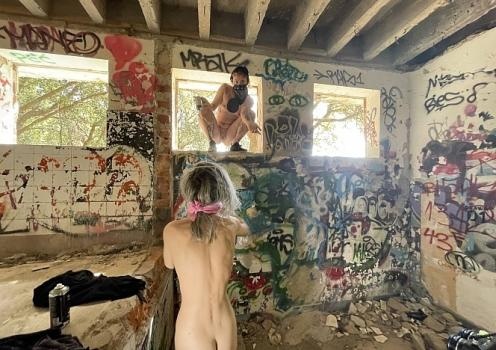 Brille, Poppy - Hot Chicks Painting Graffiti In The Nude On Vacation Risky Public Nudity [2023 | FullHD]